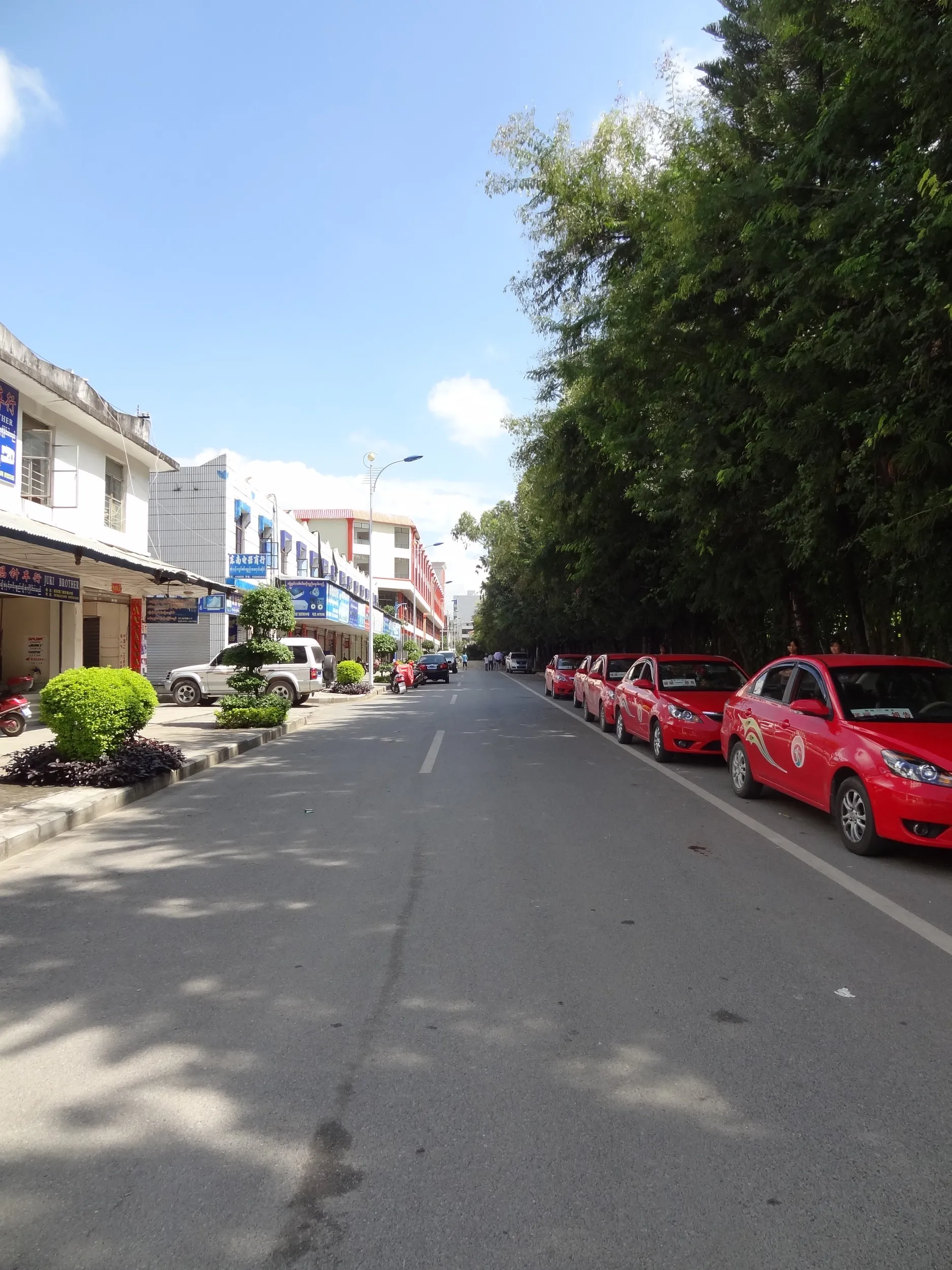 国境線に沿って歩く