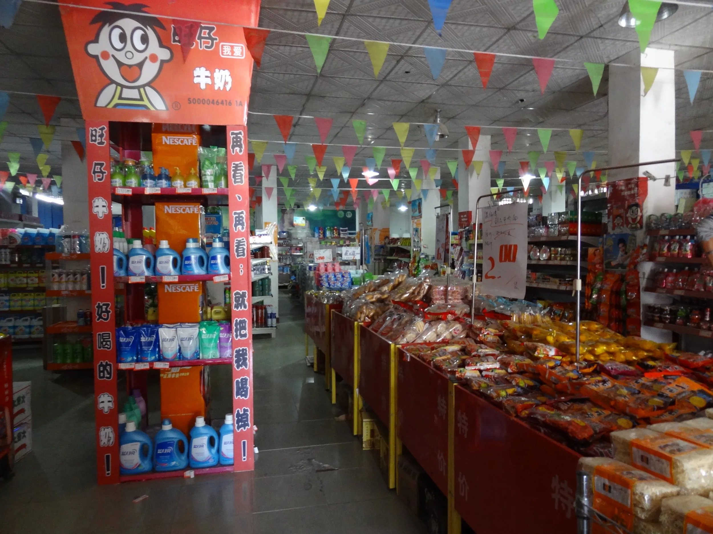 中国の商品が並ぶ商店