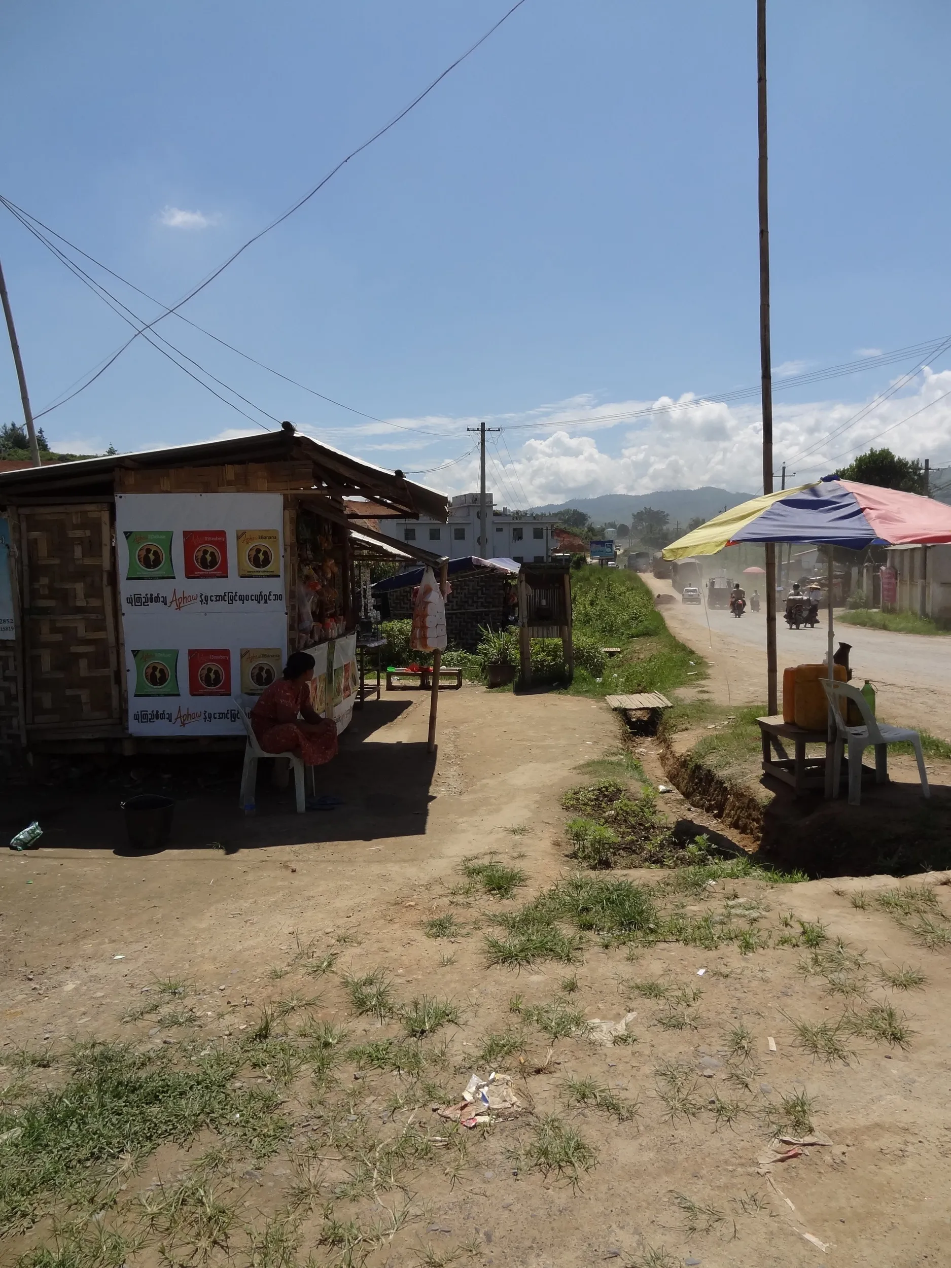 商店と周辺の風景