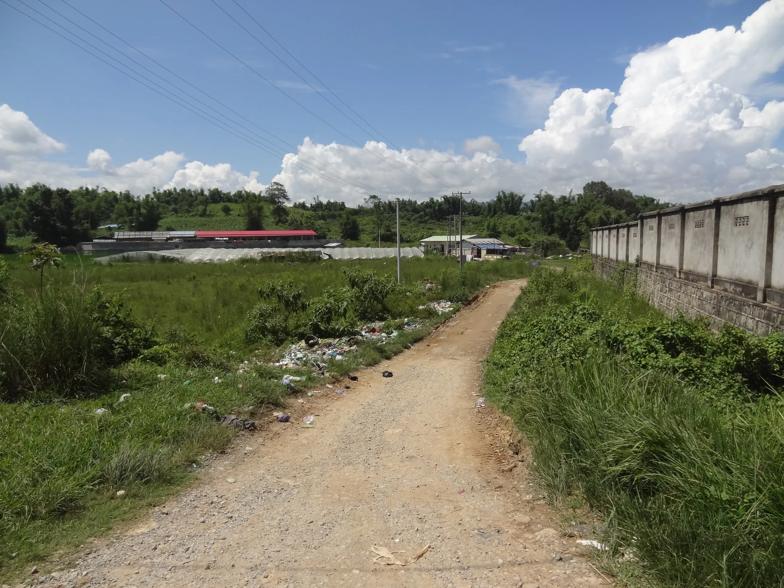 小集落に続く小道