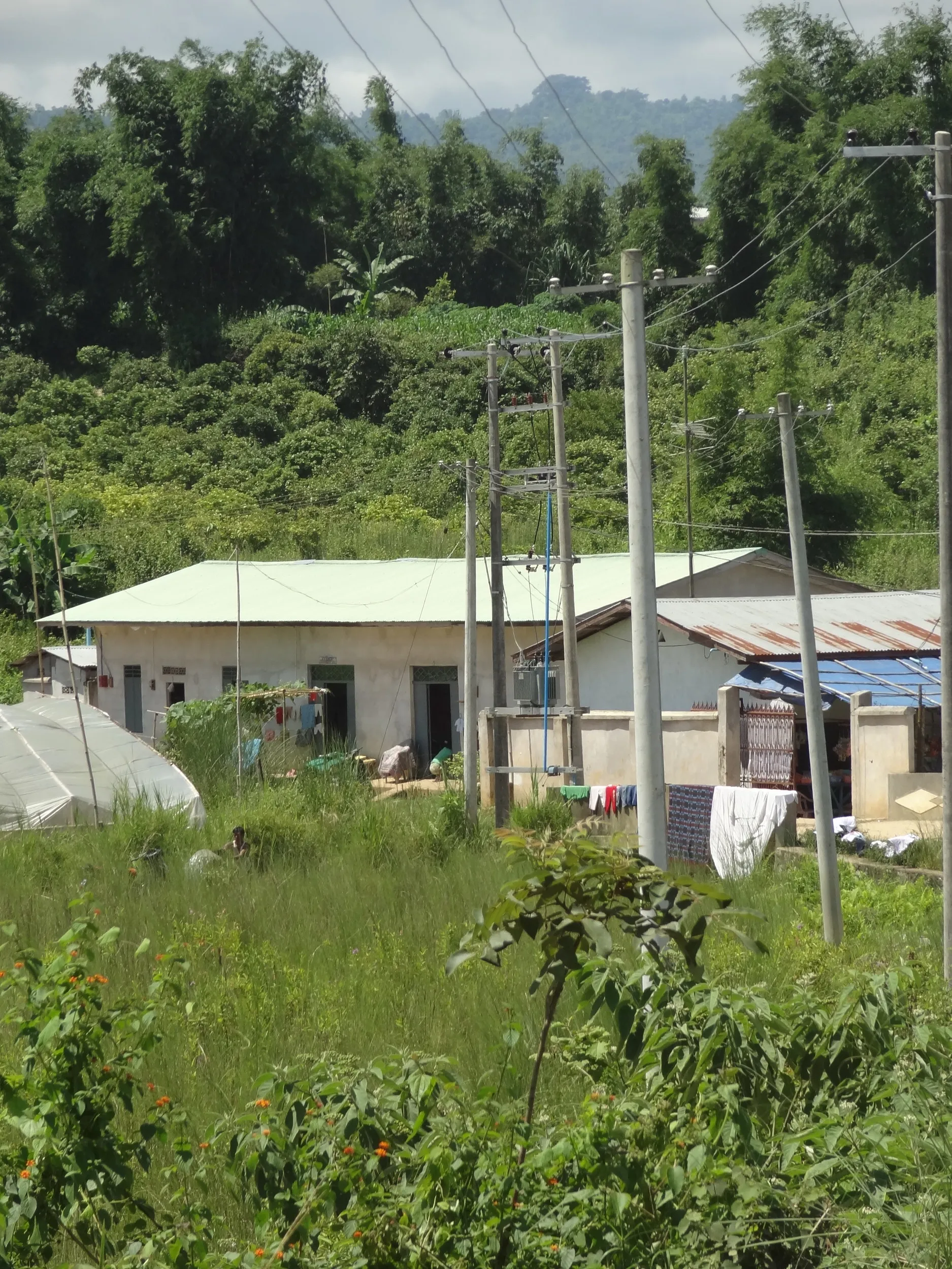 怪しい人が入って行った建物