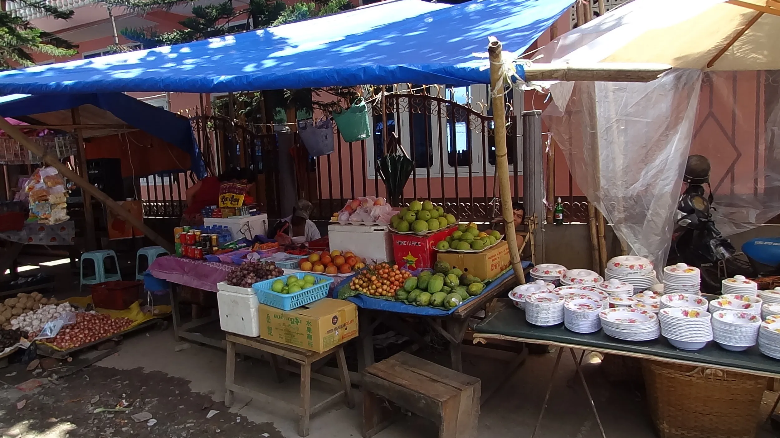 屋台で売られているフルーツと食器