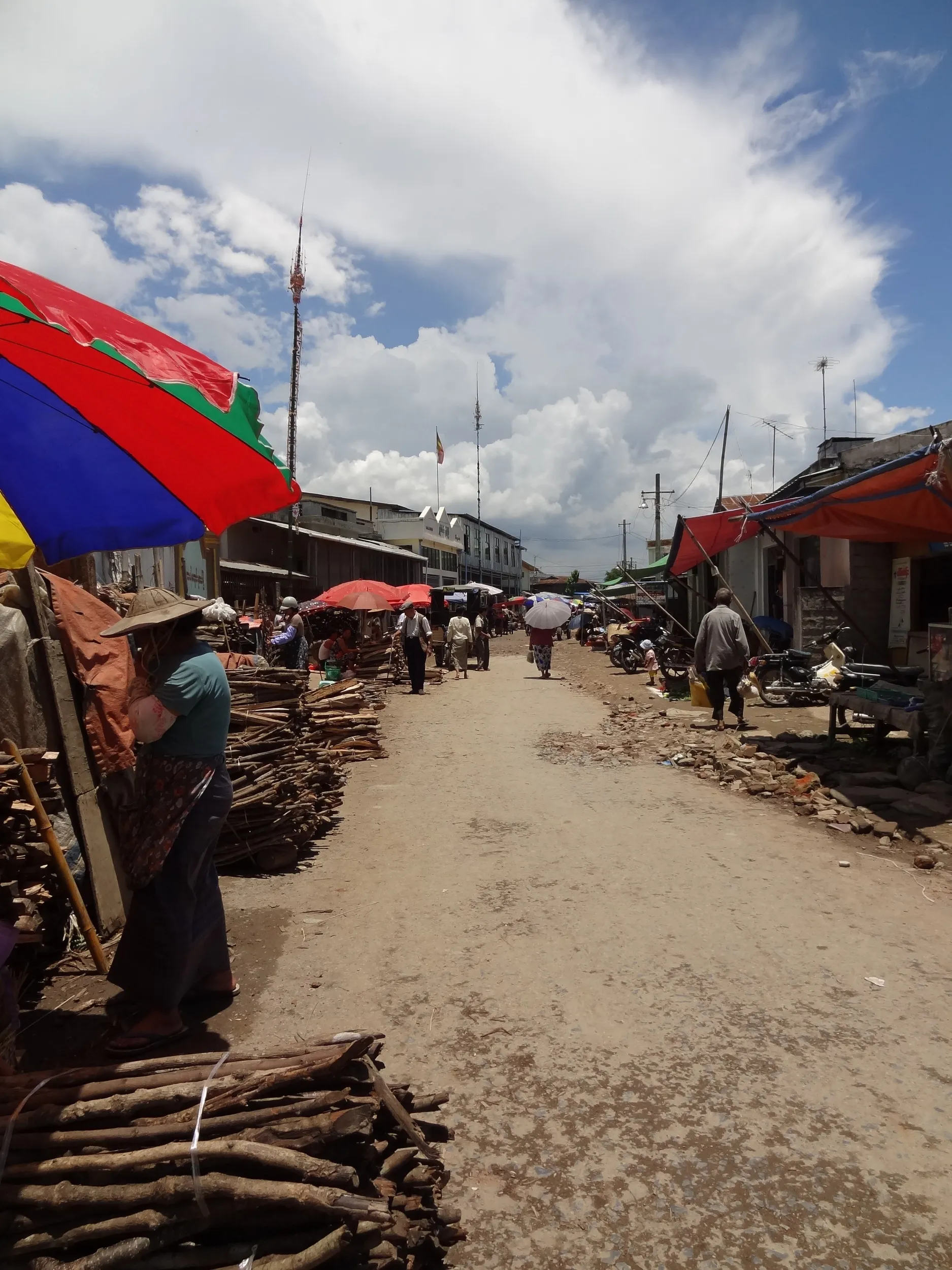 露店とパラソルが印象的な路地裏