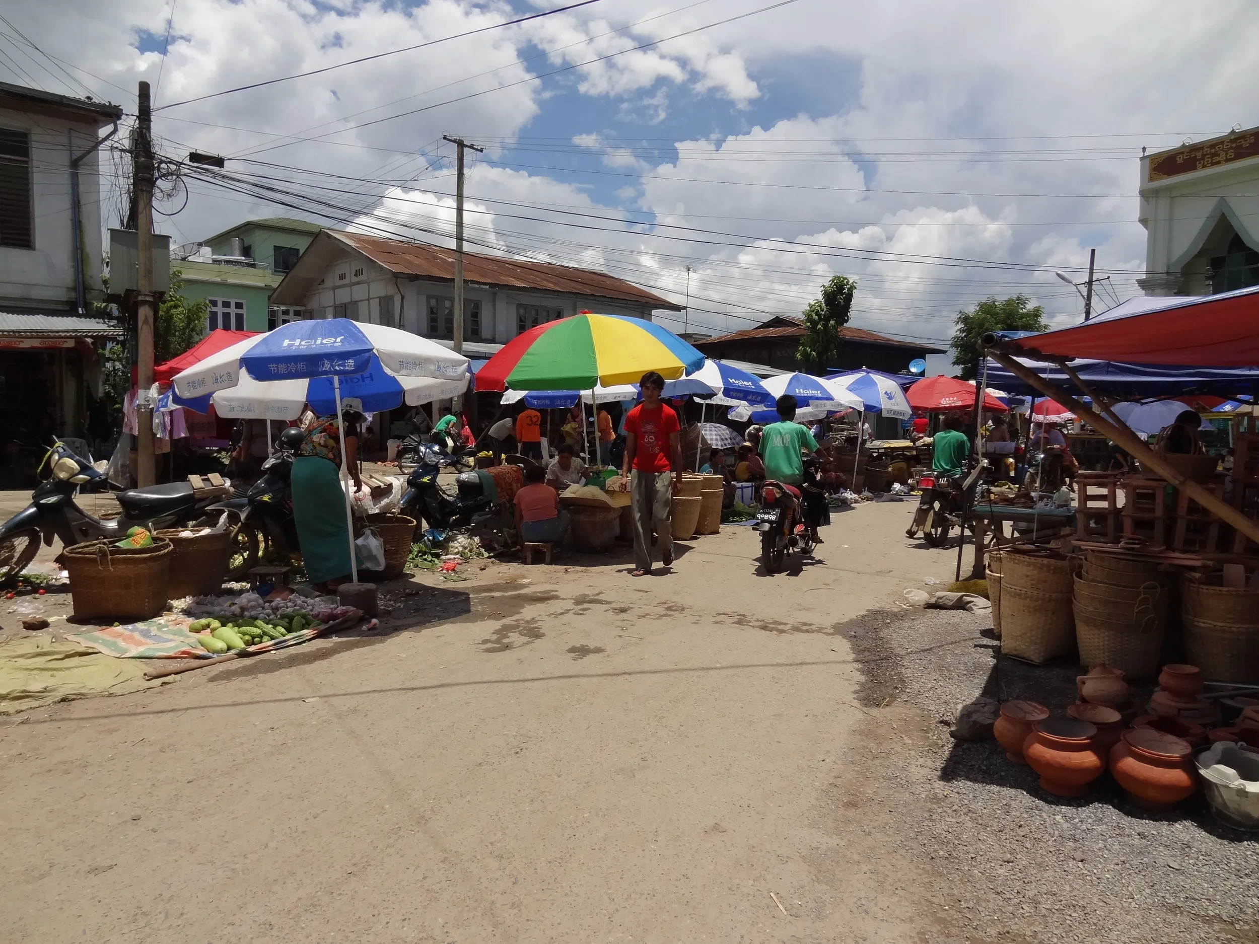 パラソルと露店商