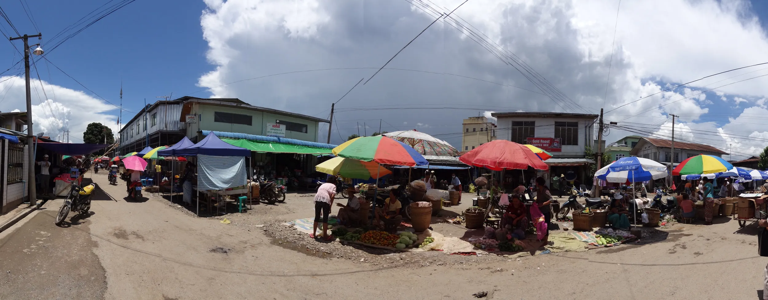 パラソルと露店商が集まる場所 パノラマ撮影