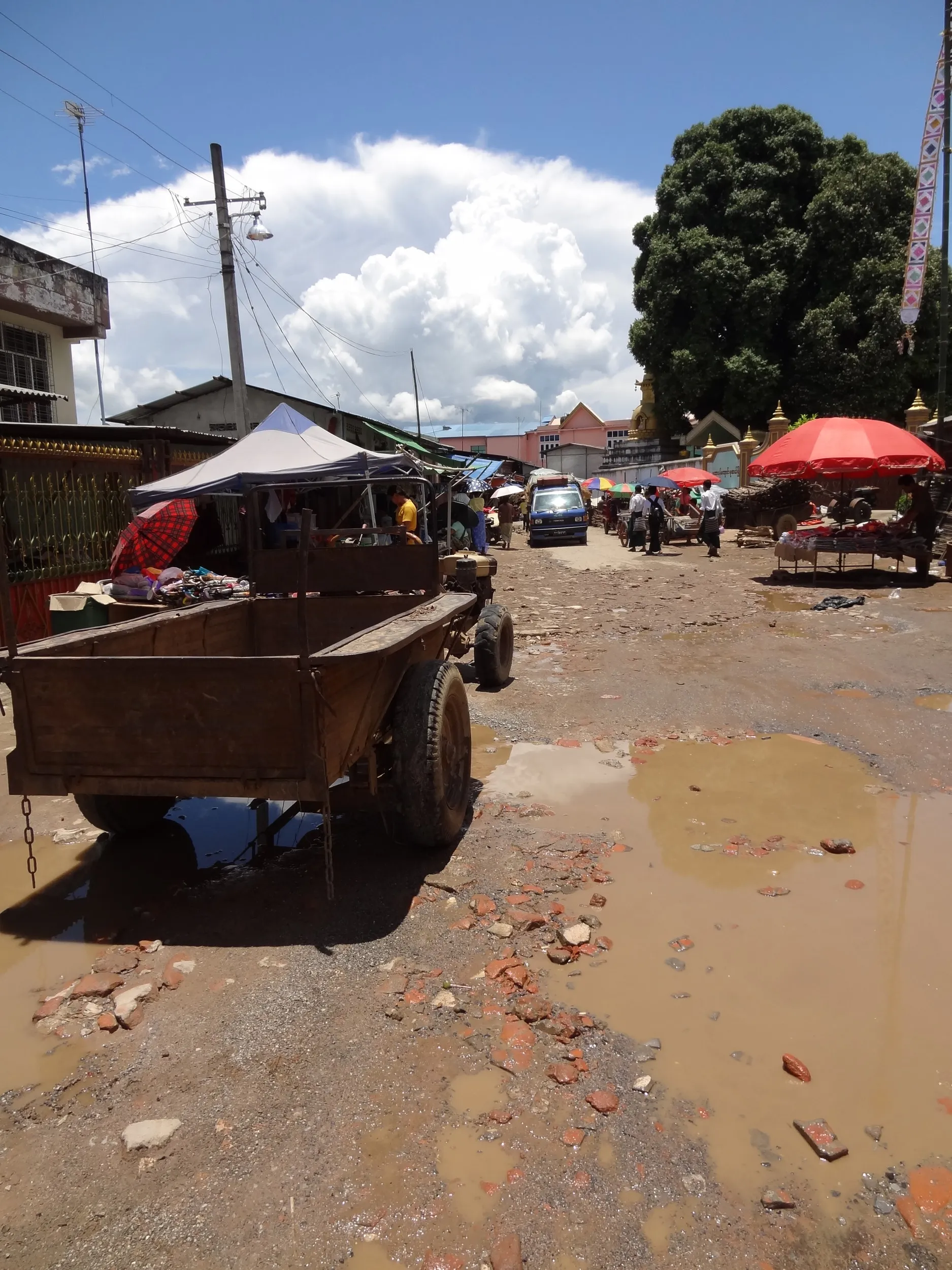 泥道とトラクター