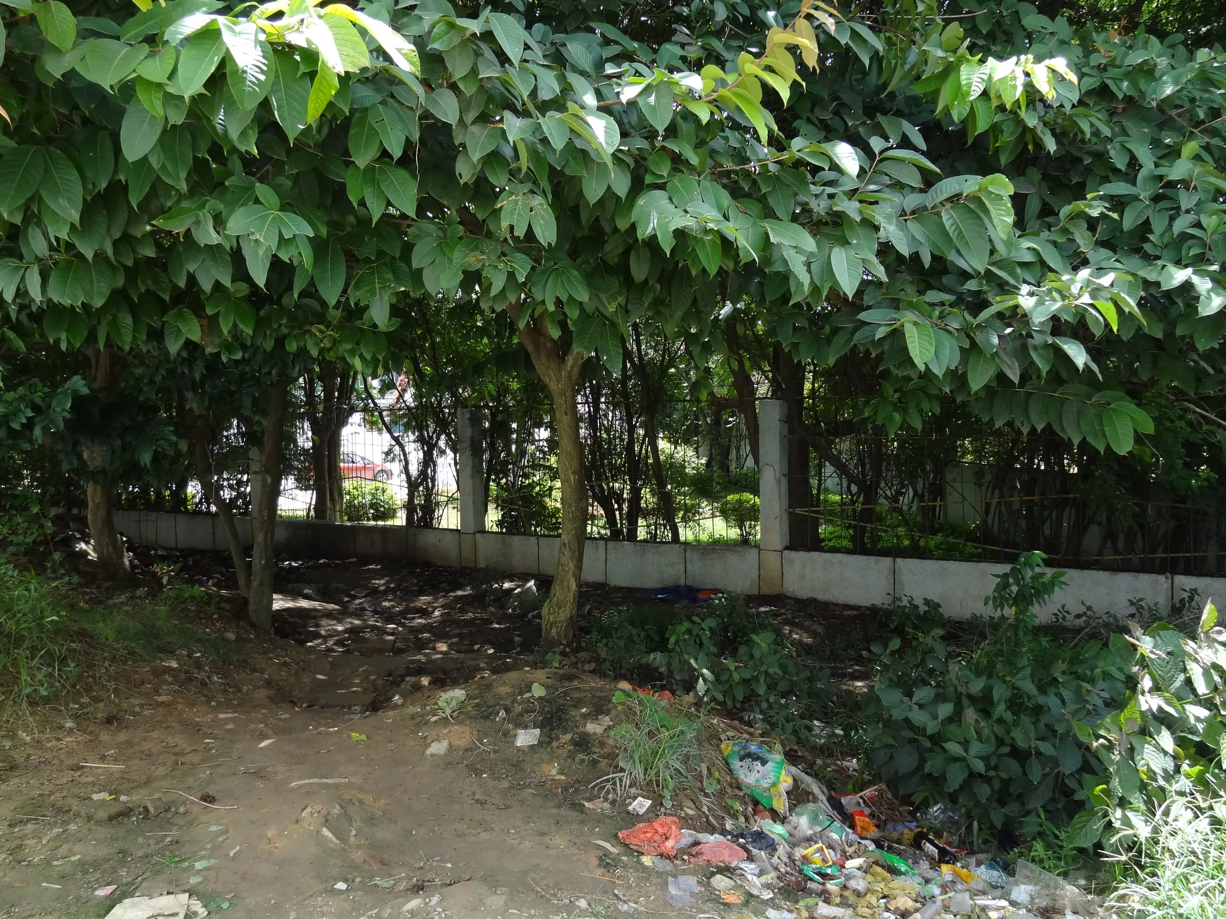 国境の町を隔てる柵