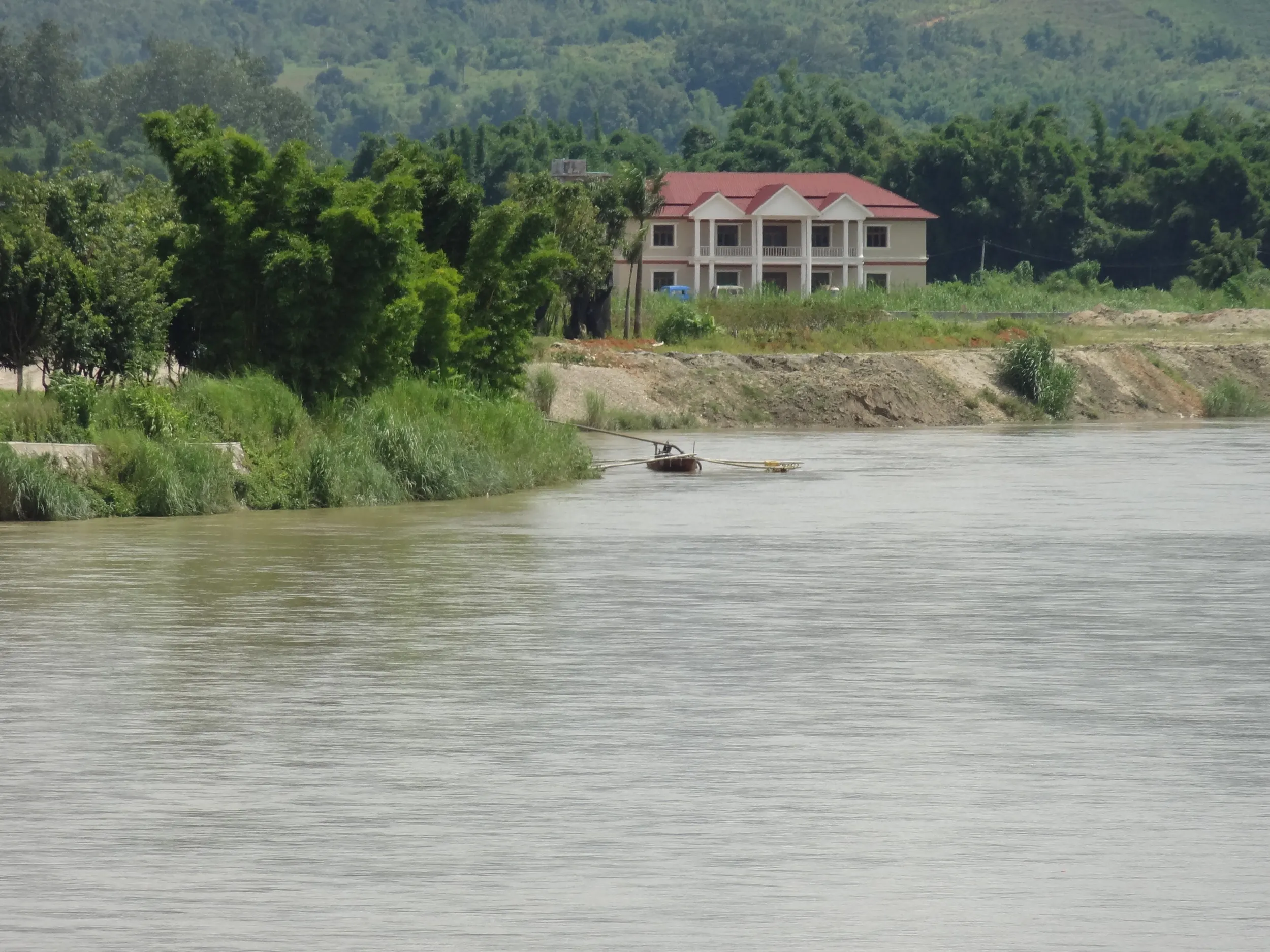 瑞麗江に浮かぶ小舟