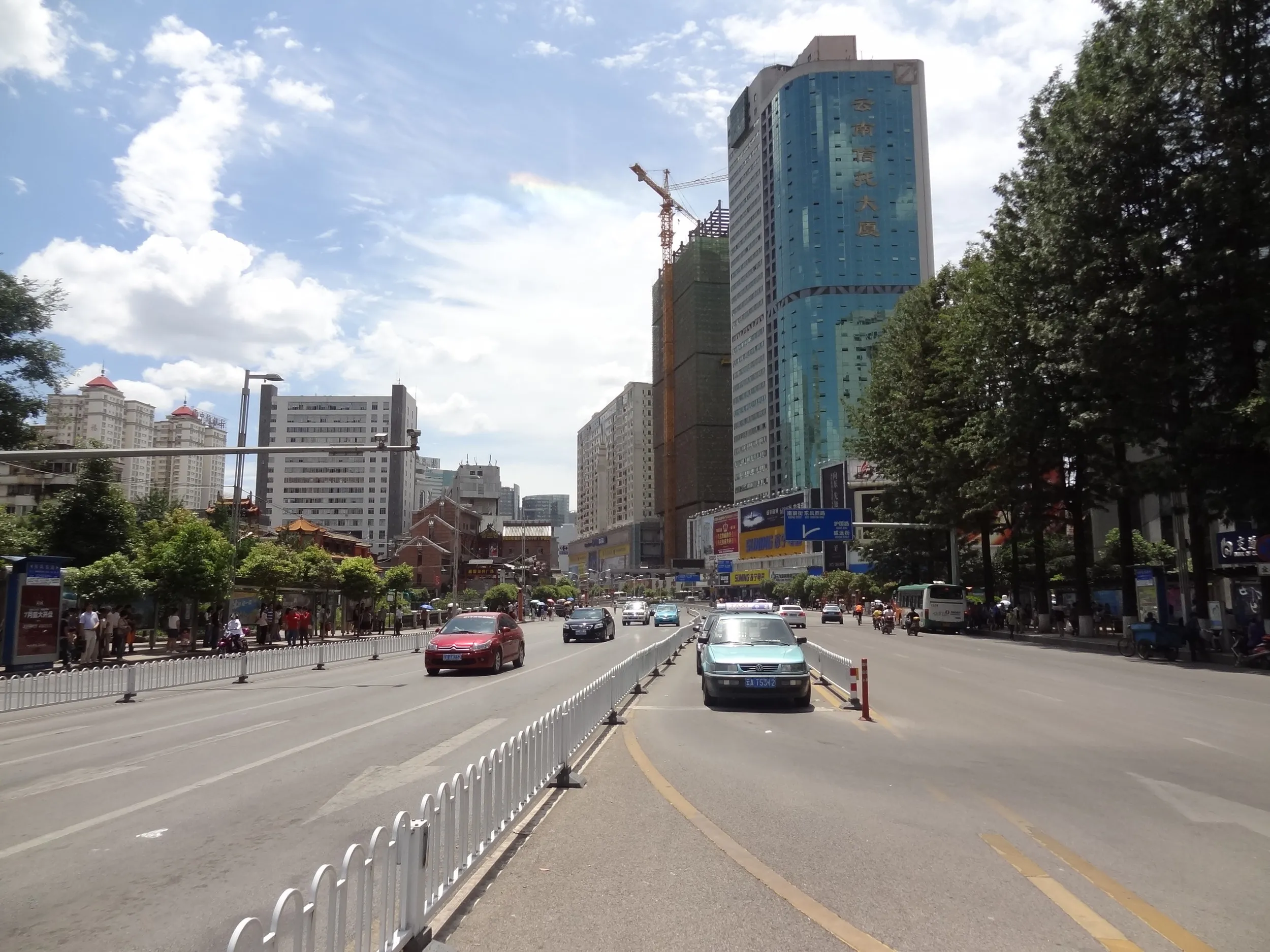 東風東路と青年路の交差点