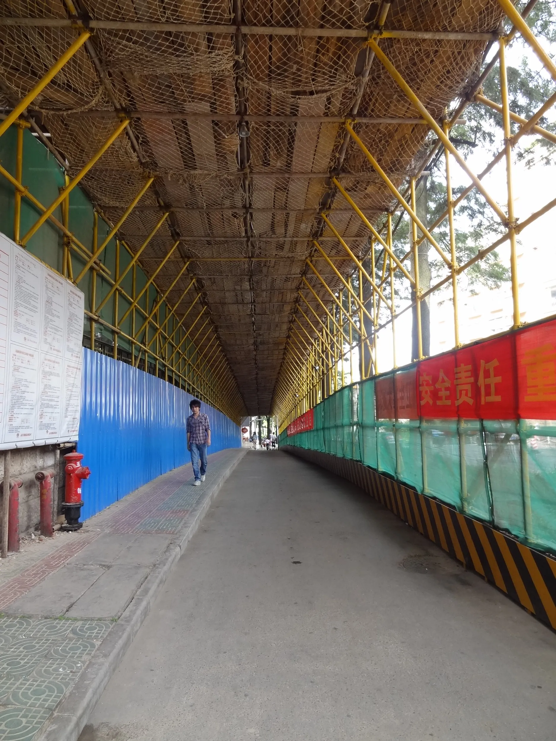 工事をしている建物の下