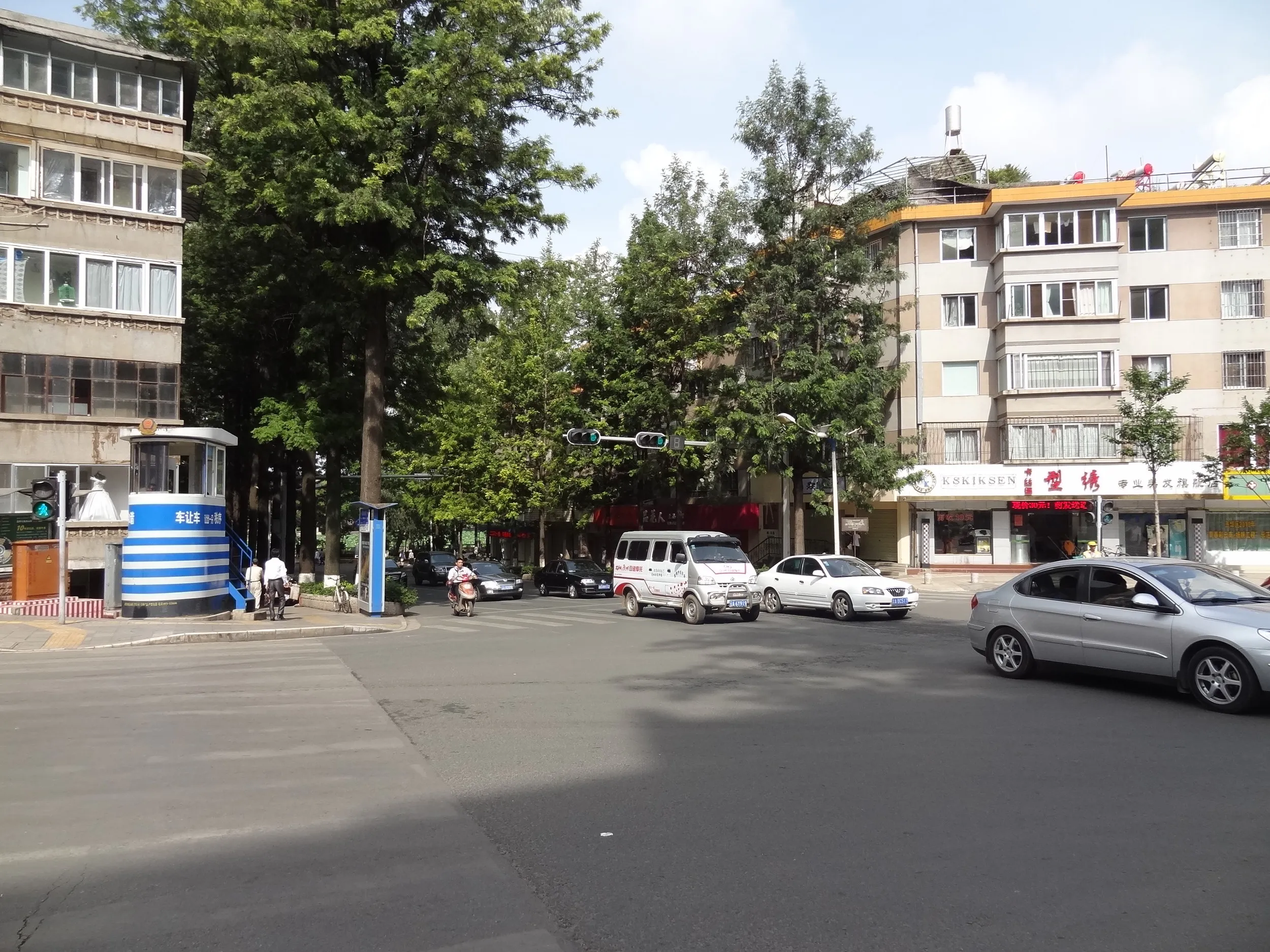 マンション群と緑道