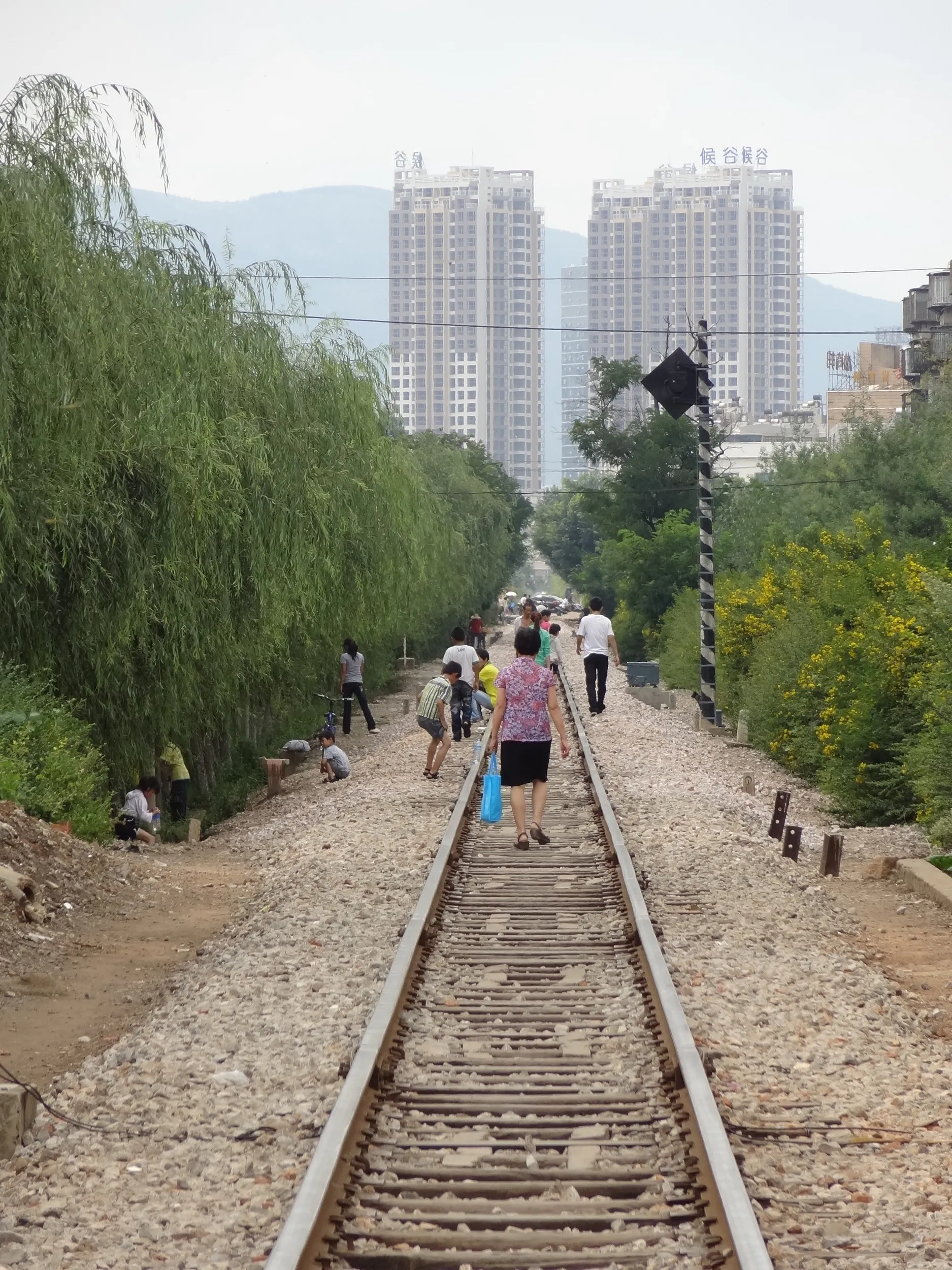線路を歩く地元民達