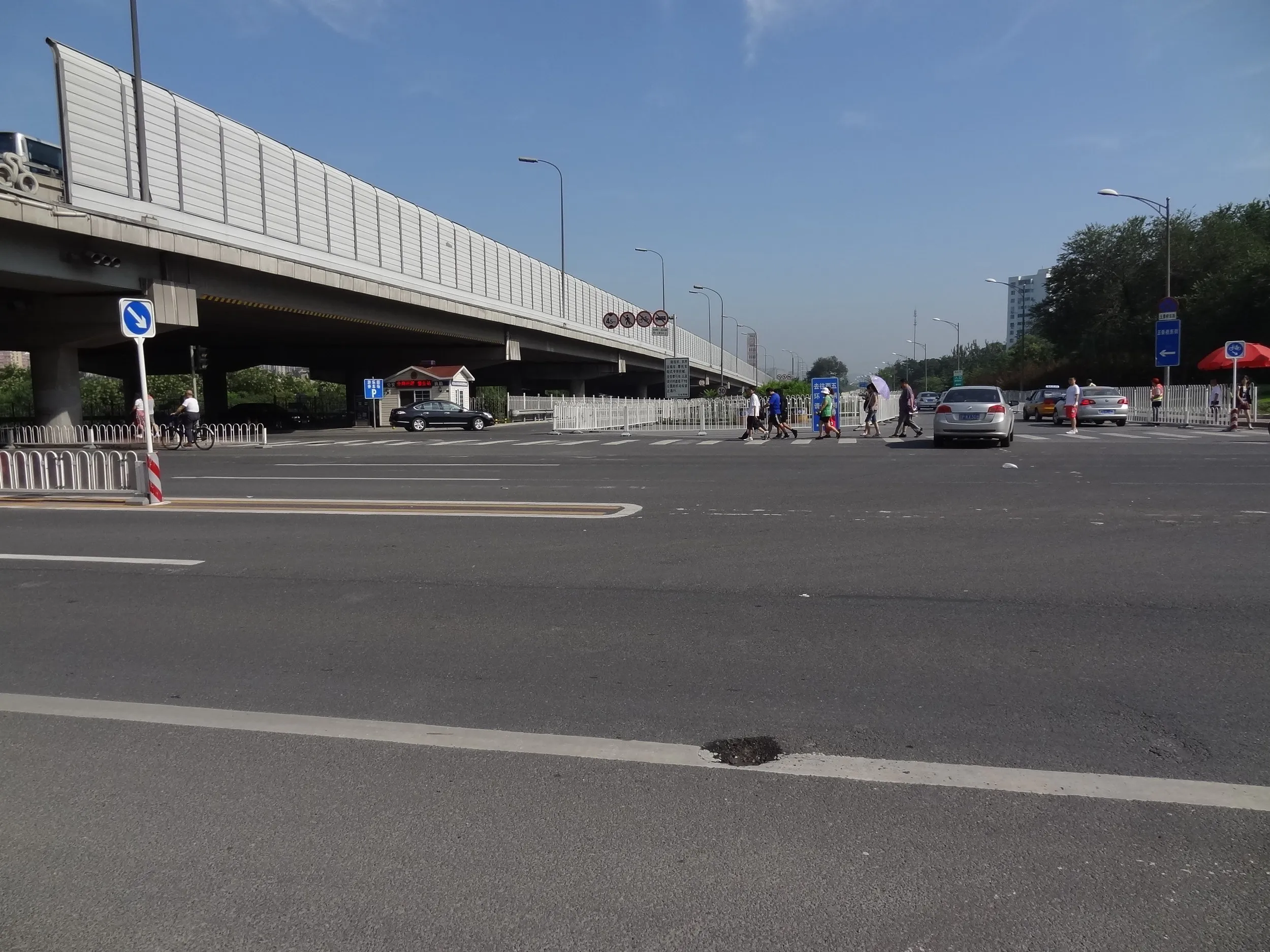 八角遊楽園駅前の道路