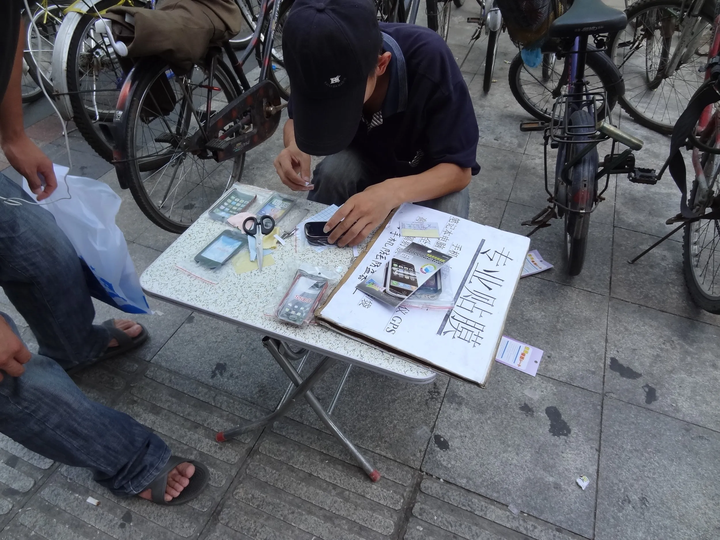 保護フィルム張り屋