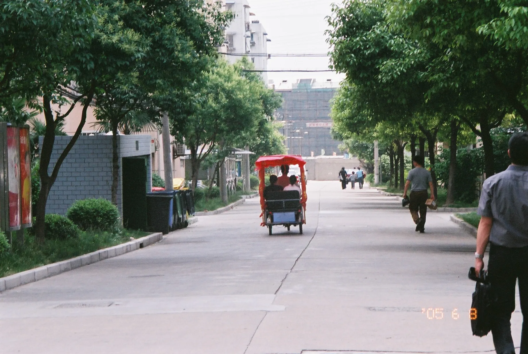 中国旅行記@上海観光、上南路のマンション郡の一角の風景