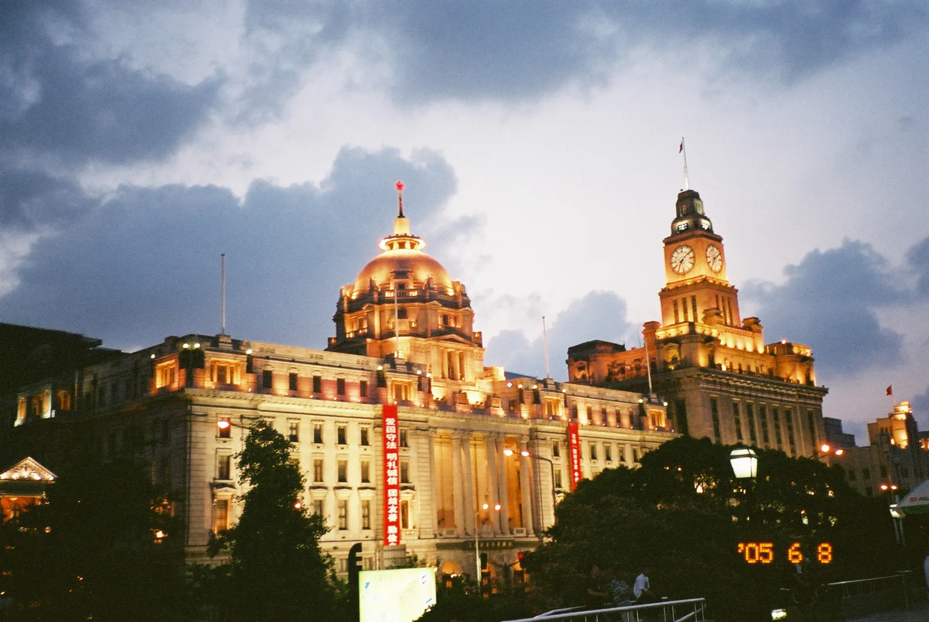 上海観光旅行記@夜の外灘(バンド)の歴史的建造物の風景