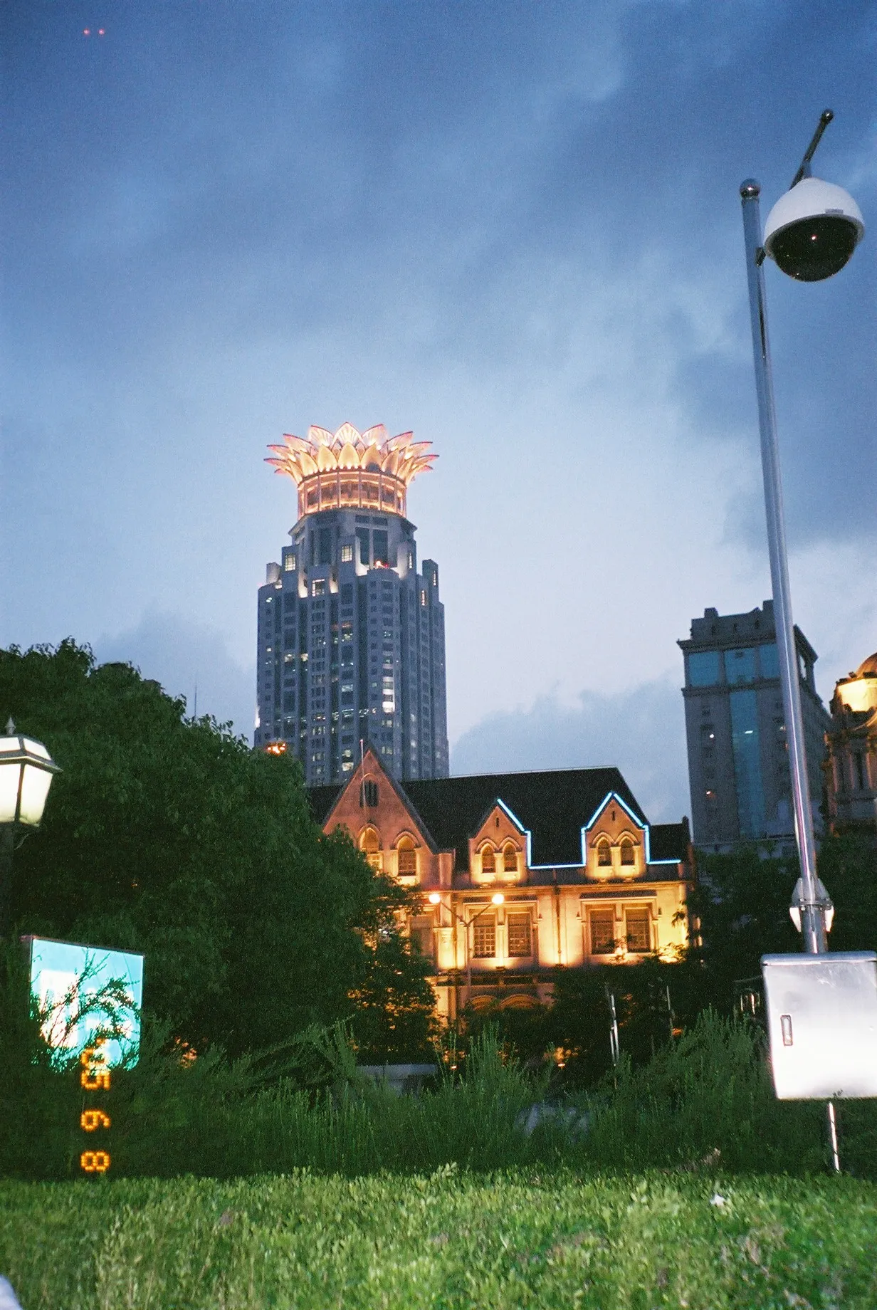 上海観光旅行記@夜の人民広場からビルを撮影