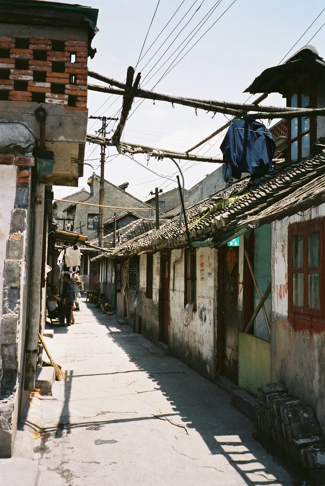 上海観光@すっかり寂れてしまった弄堂、路地裏のビリヤードなどの商店街。上海万博前の風景