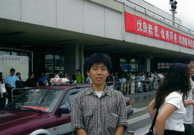 中国旅行記＠2001年当時の上海浦東国際空港で記念撮影