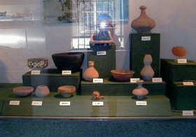 上海自然博物館にある、土器類の展示