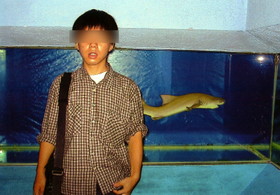 上海自然博物館のサメの水槽の前で中国上海旅行の記念撮影