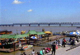 中国黒竜江省哈爾浜(ハルビン)市を流れる松花江。黒竜江（アムール川）へと流れている