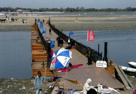 中国黒竜江省哈爾浜(ハルビン)市の松花江の中洲にかかる桟橋です