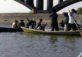 中国黒竜江省哈爾浜(ハルビン)市の太陽島付近で船遊びをしている地元民