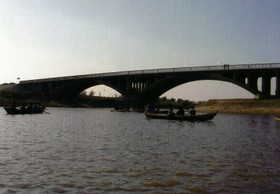 中国黒竜江省哈爾浜(ハルビン)市の松花江にかかる古い橋