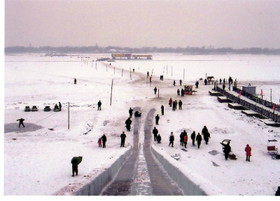 とまとじゅーす的中国旅行記　冬の哈爾浜 ハルビン市の松花江にあった氷の滑り台。