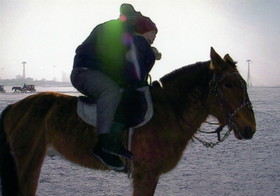 とまとじゅーす的中国旅行記　冬の哈爾浜 ハルビン市の凍った松花江で楽しそうに乗馬する親子