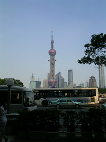 とまとじゅーす的上海市内観光　上海のランドマーク、東方明珠のテレビ塔です