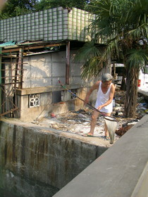 とまとじゅーす的中国旅行記　黄蒲江でゴミあさりしているおじさん