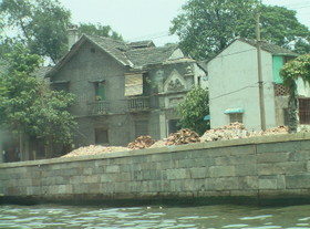 とまとじゅーす的中国旅行記　こちらも遊覧船の運河から望む蘇州の古い家並み