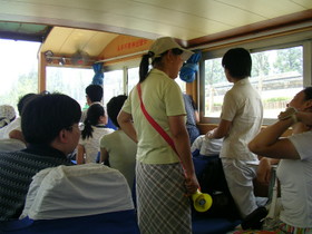 とまとじゅーす的中国旅行記 蘇州の駅前で募集していたツアーに参加した観光客。僕以外皆中国人。　この黄色い服のガイドさんは常にしゃべってた
