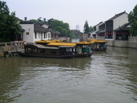とまとじゅーす的中国旅行記　蘇州の運河の橋から望む遊覧船