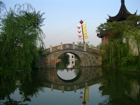 とまとじゅーす的蘇州観光　絵に描いたようなしだれ柳と眼鏡橋と水面の風景。蘇州らしい一枚