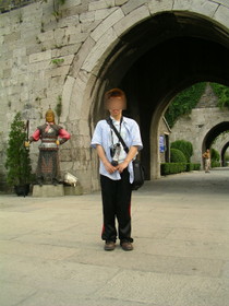 とまとじゅーす的南京観光旅行記　南京城の中華門で記念撮影。この頃何のデジカメ持ってたのか忘れた
