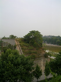 とまとじゅーす的南京観光旅行記　屋上に上って南京城跡を撮影。付近では色々な遺物が出土するらしい