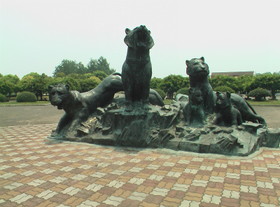 とまとじゅーす的上海野生動物園観光旅行記　上海野生動物園の入り口付近にあるライオンのモニュメント