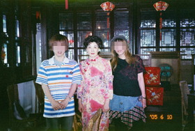 中国旅行記＠拙政園の二胡演奏者、観光客と写真撮影。