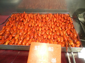 とまとじゅーす的中国旅行記　こちらは小龍蝦、つまり食用ザリガニです。上海ではザリガニ専門店もあるくらい日常的に食されています