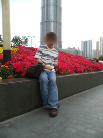 中国旅行記＠上海の浦東新区、金茂大厦（ジンマオタワー）と僕。隣には上海環球金融中心がある