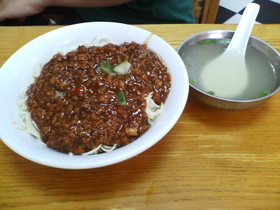 とまとじゅーす的上海市内観光　醤醤麺（ジャージャー麺）　油っこいけど旨い。麺はその場で切ってた