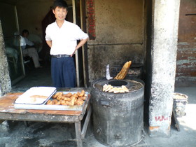 とまとじゅーす的中国旅行記　上海万博前の風景集。上海の浦東新区上南路の周家渡付近　ここの釜焼きの素朴なパンは神レベルの旨さだった。塩味と甘めの味付けの2種類が選べた