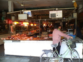 中国で買い物。市場で肉や魚介類、野菜を買う