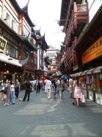 とまとじゅーす的上海市内観光　豫園は中華建築のショッピングモールがたくさんあります