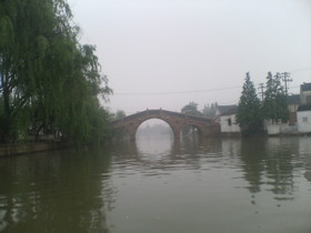 とまとじゅーす的中国旅行記　蘇州観光　運河に映える古い眼鏡橋と小雨、そしてしだれ柳。　風情ありすぎ