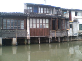 とまとじゅーす的中国旅行記　蘇州観光　柱がむき出しの家。地震があったら一番に運河に沈む予感