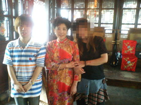 とまとじゅーす的中国旅行記　蘇州観光　二胡の演奏者と客と記念撮影。のんびり聞けてよかった